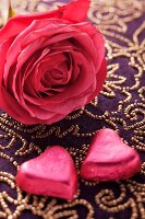 Eine Rose und zwei Herzen zum Valentinstag