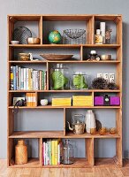 Fernseher auf Medienschrank im Retrolook, darüber schmale Wandleisten