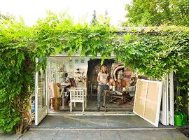 Moderne Küche im Landhausstil mit Dunstabzug und Geschirrsammlung auf