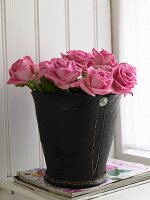 Rosa Rosen in einem Eimer