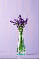 Lavendelblüten in einer Wasserflasche