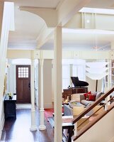 Renoviertes Wohnhaus - offener Wohnraum mit Designer Hängelampe und sichtbare Vintage Metallkonstruktion in traditionellem Ambiente