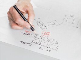 Architekt skizziert einen Plan