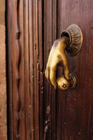 Alte Haustür mit Messinggriff in Form einer Hand mit rundem Knauf in San Miguel de Allende (Mexiko)