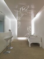 Luxuriöser Raum in Weiß mit Barhockern an Theke, Sitzbank & verkleideter Hintergrundbeleuchtung