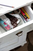Blick auf Tafel Schokoladen in geöffneter Schublade