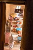 Kleine Bistrotische und Sitzwürfel auf der überdachten Terrasse in Beldi Country Club, Hotelanlage vor Marrakesch, Marokko