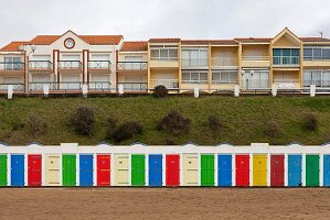 Reihe bunter Strandhäuschen in Tharon-Plage (Loire-Atlantique, Frankreich)