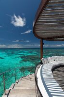 Überdachter Loungebereich am Strand mit Treppe zum Wasser (Malediven)