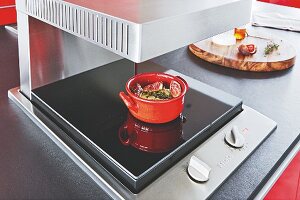 Multi-functional oven for gratinating, caramelising and keeping food warm