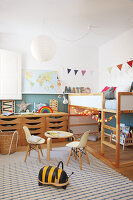 Holzmöbel im Kinderzimmer mit zweifarbig gestrichener Wand