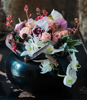 Strauß aus Rosen, Orchideen