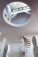 Wendeltreppe und Kunstwerke im Loft, kreisförmiges Oberlicht