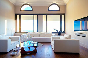 Weiße Sitzgarnitur und Coffeetable im Wohnzimmer