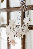DIY wreath made of metal wire and paper stars
