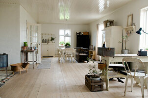 Schreibtisch und Esstisch im Wohnraum im Skandinavischen Stil