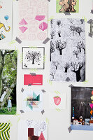 Collage mit Masking Tape an die Wand geklebt