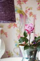 Rosen in Vase und Tischlampe