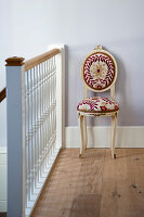 Medaillon-Stuhl auf Treppenabsatz