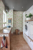 Waschraum mit Blumentapete