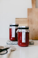 Erdbeermarmelade in Gläsern mit DIY-Etikett