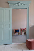 Blaue Zimmertür aus Holz mit verziertem Türrahmen