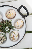 Eierplatte mit handbemalten Ostereiern
