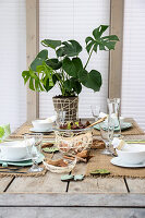 Gedeckter Tisch im Natur-Look mit selbstgemachten Schalen