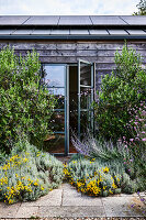 Gartenhaus aus Holz mit französischen Türen
