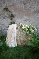 Korbtasche mit weißem Strauß aus Pfingstrosen, Schneeball, Mutterkraut und Gräsern