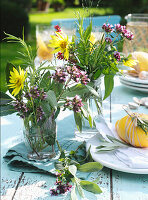 Wildblumen und Kräuter als Tischdeko