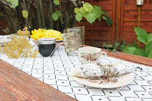 DIY-Serviettenringe aus Birkenrinde auf Gartentisch