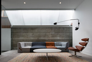 Designer-Sitzmöbel im Wohnraum mit Betonwand