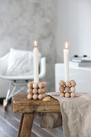 DIY-Kerzenhalter aus Holzkugeln