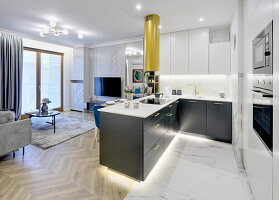 U-shaped kitchen with white and grey fronts, seating area in the background