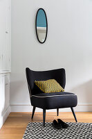 Vintage Sessel mit blauem Bezug und Kissen in Zimmerecke