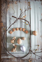 Osterdekoration mit Häschen, Eiern und "Easter"-Schriftzug