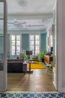 Blick ins Altbau-Wohnzimmer mit hellblauen Wänden