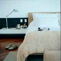 Modernes Schlafzimmer mit Bett und Nachttisch
