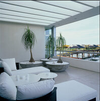 Blick auf den See von einem modernen, luxuriösen Balkon mit Sofas, Stühlen und Polstermöbeln