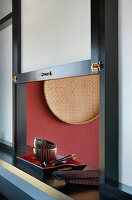 Chinesische Schalen und Tablett auf einer Servierluke aus opakem Glas