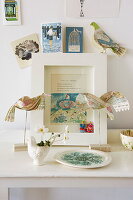 Papiervögel und Postkarten auf einer Konsole im Haus in Broadstairs, Kent, England, UK