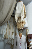 Schals und Kleider in einem Geschäft für alte Kleidung, Hastings, East Sussex, England, UK