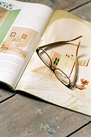 Brille auf einem Magazin