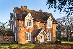 Von der Sonne beleuchtete Fassade des 1829 erbauten Pfarrhauses in Warehorne, Kent, Vereinigtes Königreich