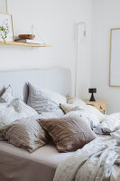 Doppelbett mit vielen Kissen im Schlafzimmer