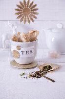 Selbstgemachte Teebeutel in einer Tasse mit Papierschild Tea