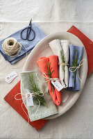 Linen napkins with rosemary deco
