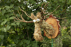 DIY moose trophy from straw as garden decoration