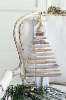 Weihnachtsdeko-Objekt aus Treibholz auf antikem Stuhl